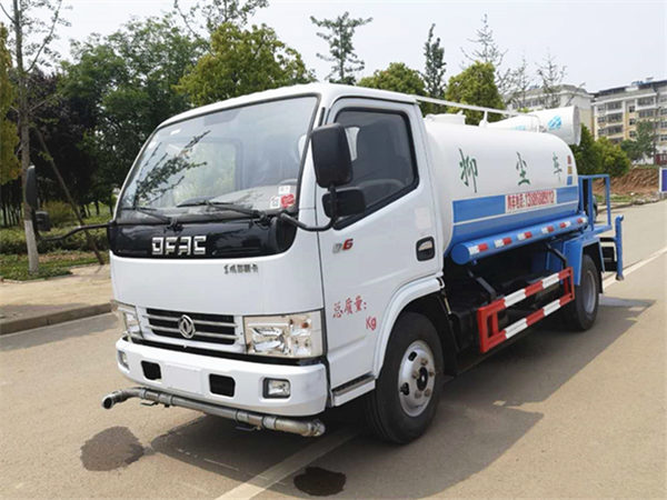 東風(fēng)多利卡藍(lán)牌霧炮車(chē)